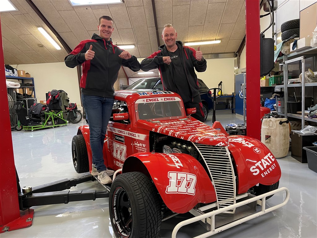 Lars og Niklas 'giver hånd' på aftalen over den ‘ENGEL’ bil Lars har kørt 2 danske mesterskaber hjem i, og som Niklas Voetmann nu overtager til den kommende sæson.
(Foto: Racing Team Næsbjerg Gulve)